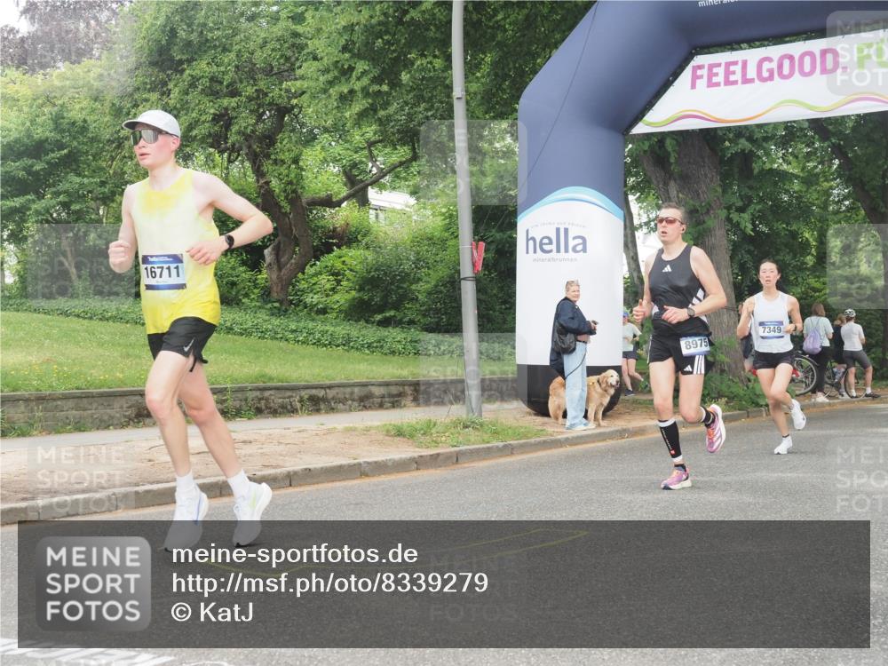 29.06.2025 - hella hamburg halbmarathon KatJ http://msf.ph/oto/8339279 29.06.2025 10:18:48 Zwischen KM18-KM19 1827, 7349, 7389 meine-sportfotos.de