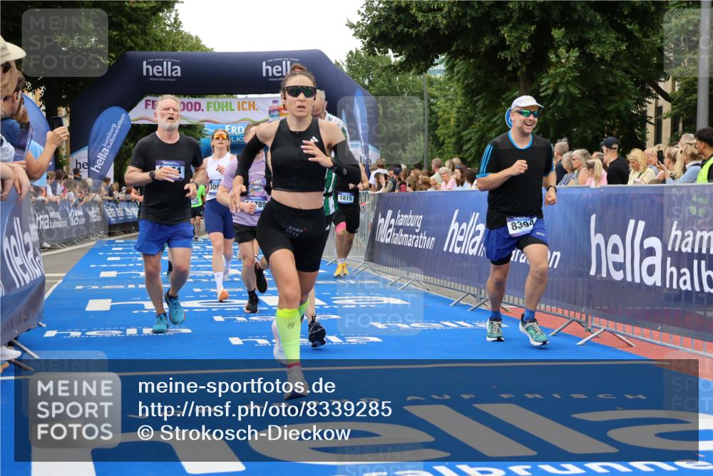 29.06.2025 - hella hamburg halbmarathon Strokosch-Dieckow http://msf.ph/oto/8339285 29.06.2025 10:53:58 Ziel 1151, 1410, 1706, 1815, 1870, 2432, 3096, 3208, 3209, 6356, 6374, 6481, 7395, 7918, 7973, 8394, 9032, 11499, 11789, 12379, 12413, 13032, 13869, 14175, 16477, 16538, 17348, 18308, 18418, 18831, 18879, 18915, 19177 meine-sportfotos.de