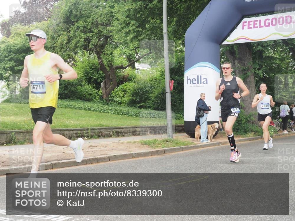 29.06.2025 - hella hamburg halbmarathon KatJ http://msf.ph/oto/8339300 29.06.2025 10:18:48 Zwischen KM18-KM19 1827, 7349, 7389 meine-sportfotos.de