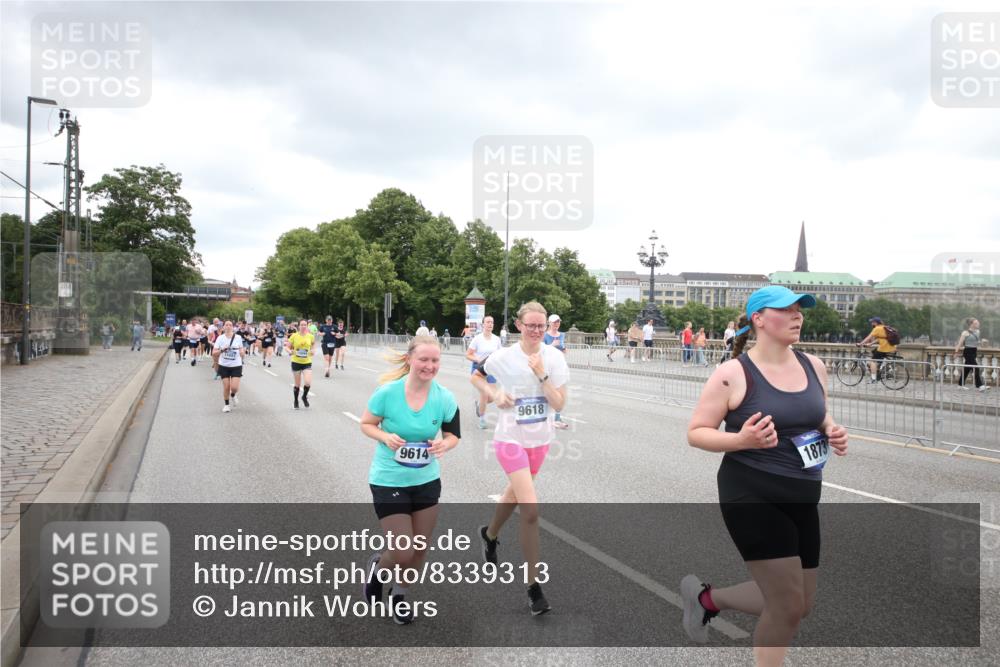29.06.2025 - hella hamburg halbmarathon Jannik Wohlers http://msf.ph/oto/8339313 29.06.2025 10:55:13 Lombardsbrücke 1616, 1873, 1917, 3101, 3244, 5220, 5222, 5487, 5575, 6257, 7548, 8527, 8626, 8648, 9548, 9614, 9618, 9857, 9858, 9956, 10094, 10436, 10438, 10559, 10593, 10885, 12695, 12902, 13504, 15081, 15116, 15289, 16267, 16336, 16651, 16768, 16855, 16926, 17019, 17392, 17396, 18670, 18907, 18972 meine-sportfotos.de