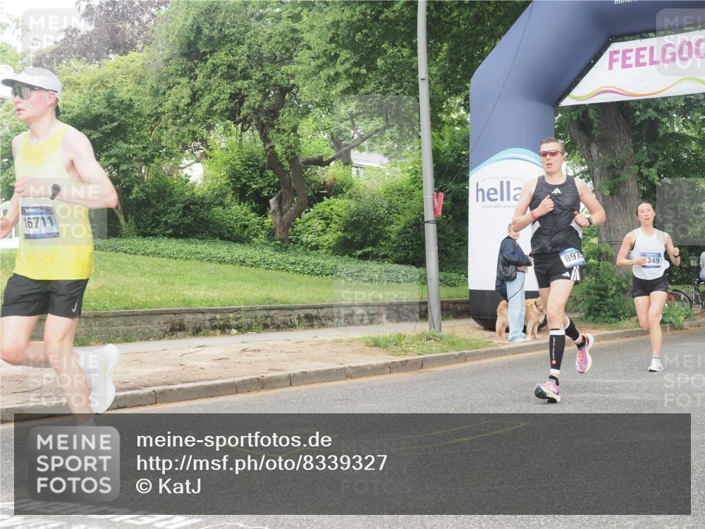 29.06.2025 - hella hamburg halbmarathon KatJ http://msf.ph/oto/8339327 29.06.2025 10:18:49 Zwischen KM18-KM19 1827, 7349, 7389 meine-sportfotos.de