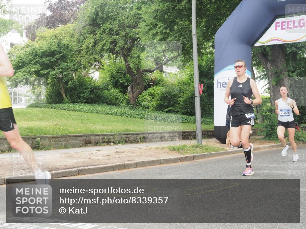 29.06.2025 - hella hamburg halbmarathon KatJ http://msf.ph/oto/8339357 29.06.2025 10:18:49 Zwischen KM18-KM19 1827, 7349, 7389 meine-sportfotos.de