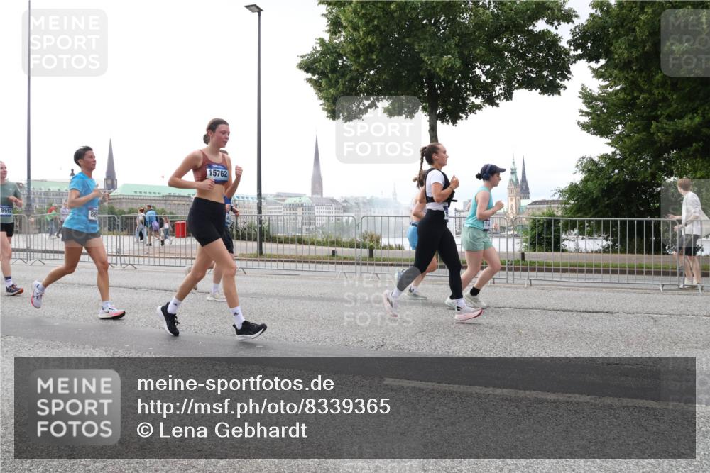 29.06.2025 - hella hamburg halbmarathon Lena Gebhardt http://msf.ph/oto/8339365 29.06.2025 10:38:13 Lombardsbrücke 15762, 1196, 1394, 1457, 1578, 1596, 1742, 1791, 1799, 1901, 1966, 1985, 2113, 2151, 2498, 2786, 3010, 3094, 3095, 3242, 3246, 3286, 3338, 3635, 3636, 3716, 3777, 3841, 3880, 4139, 4155, 4159, 4414, 4883, 4921, 5085, 5089, 5139, 5155, 5300, 5522, 5713, 5735, 6199, 6200, 6362, 6697, 6751, 6930, 7117, 7118, 7165, 7244, 7321, 7552, 7629, 7692, 7696, 7868, 7914, 8985, 9247, 9288, 9895, 10159, 10836, 11087, 11543 meine-sportfotos.de
