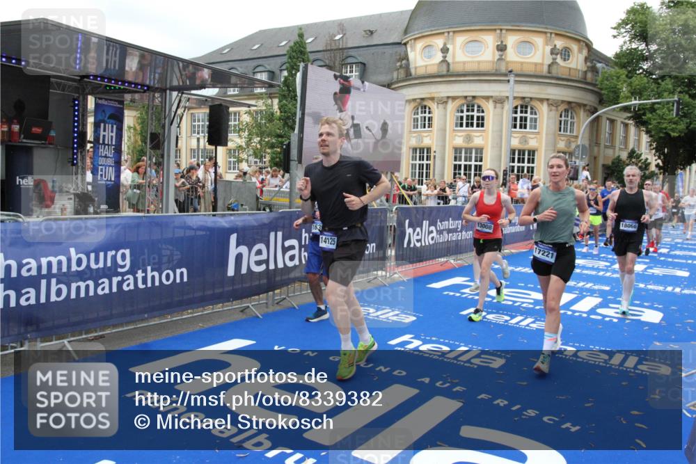 29.06.2025 - hella hamburg halbmarathon Michael Strokosch http://msf.ph/oto/8339382 29.06.2025 10:51:07 Ziel 1366, 1630, 4077, 4816, 4967, 8117, 8261, 8508, 8704, 10508, 10603, 12778, 13008, 14125, 17221, 17384, 18066, 18350 meine-sportfotos.de