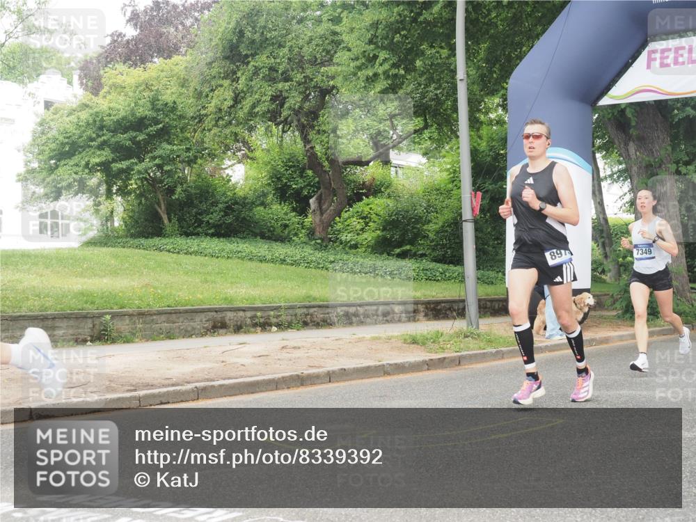 29.06.2025 - hella hamburg halbmarathon KatJ http://msf.ph/oto/8339392 29.06.2025 10:18:49 Zwischen KM18-KM19 1827, 7349, 7389 meine-sportfotos.de