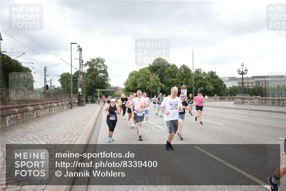 29.06.2025 - hella hamburg halbmarathon Jannik Wohlers http://msf.ph/oto/8339400 29.06.2025 10:55:21 Lombardsbrücke 1616, 3101, 3244, 4265, 4470, 4896, 5220, 5222, 5575, 6055, 6056, 6113, 6257, 6594, 7548, 7969, 8110, 8527, 8532, 8533, 8648, 9548, 9614, 9618, 9861, 9865, 9956, 10094, 10436, 10438, 10449, 10593, 11903, 11962, 11963, 12695, 13504, 14124, 14492, 15081, 15116, 15289, 15763, 15764, 16336, 16651, 16768, 16926, 17168, 17392, 18195, 18907 meine-sportfotos.de