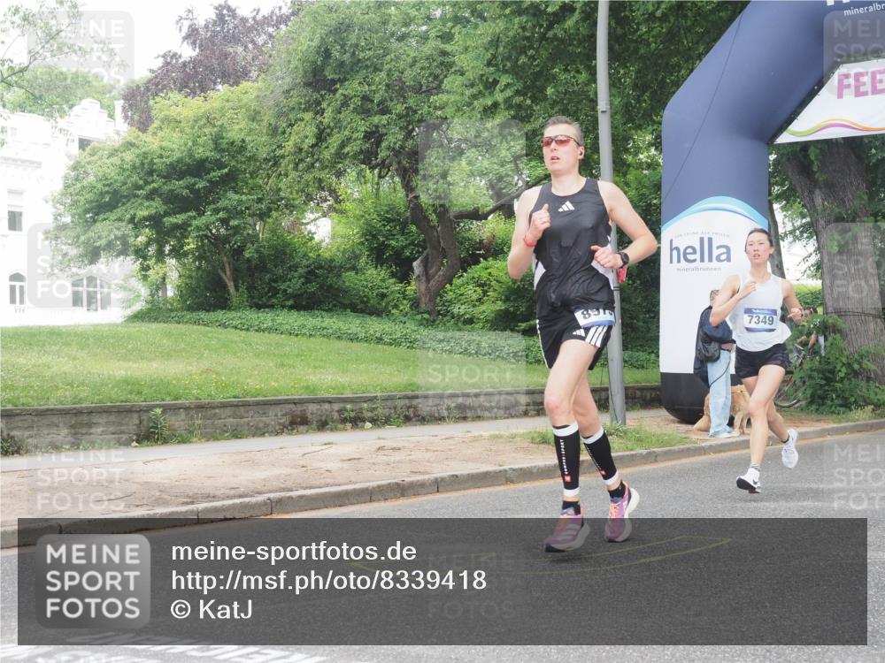 29.06.2025 - hella hamburg halbmarathon KatJ http://msf.ph/oto/8339418 29.06.2025 10:18:49 Zwischen KM18-KM19 1827, 7349, 7389 meine-sportfotos.de