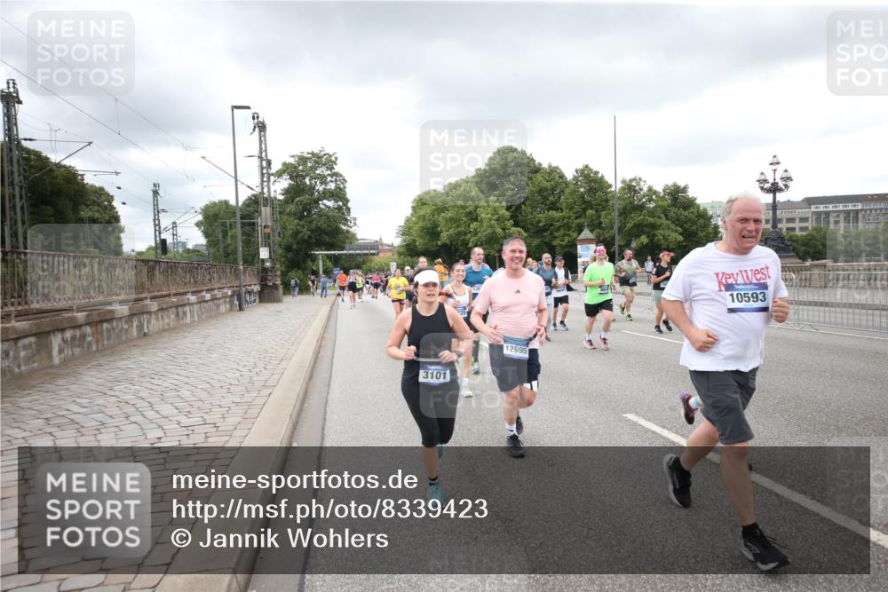 29.06.2025 - hella hamburg halbmarathon Jannik Wohlers http://msf.ph/oto/8339423 29.06.2025 10:55:22 Lombardsbrücke 1616, 3101, 3244, 4265, 4470, 4896, 5220, 5222, 5575, 6055, 6056, 6113, 6257, 6594, 7548, 7969, 8110, 8527, 8532, 8533, 8648, 9548, 9861, 9865, 9956, 10094, 10436, 10438, 10449, 10593, 11903, 11962, 11963, 12695, 13504, 14124, 14492, 15081, 15116, 15289, 15763, 15764, 16336, 16651, 16768, 16926, 17038, 17039, 17168, 17392, 18195, 18907 meine-sportfotos.de