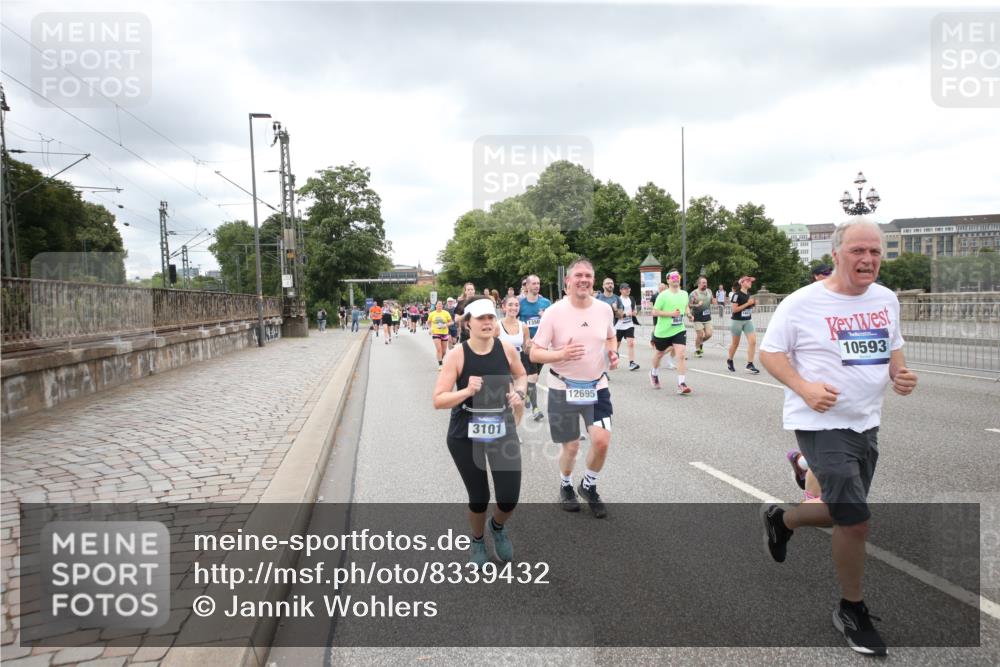 29.06.2025 - hella hamburg halbmarathon Jannik Wohlers http://msf.ph/oto/8339432 29.06.2025 10:55:22 Lombardsbrücke 1616, 3101, 3244, 4265, 4470, 4896, 5220, 5222, 5575, 6055, 6056, 6113, 6257, 6594, 7548, 7969, 8110, 8527, 8532, 8533, 8648, 9548, 9861, 9865, 9956, 10094, 10436, 10438, 10449, 10593, 11903, 11962, 11963, 12695, 13504, 14124, 14492, 15081, 15116, 15289, 15763, 15764, 16336, 16651, 16768, 16926, 17038, 17039, 17168, 17392, 18195, 18907 meine-sportfotos.de
