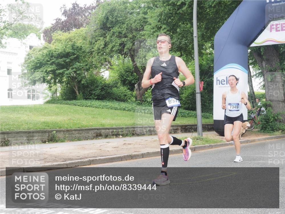 29.06.2025 - hella hamburg halbmarathon KatJ http://msf.ph/oto/8339444 29.06.2025 10:18:49 Zwischen KM18-KM19 1827, 7349, 7389 meine-sportfotos.de