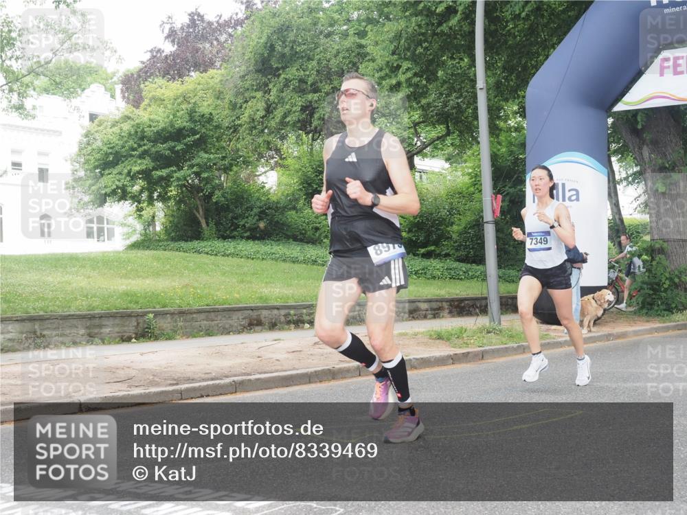 29.06.2025 - hella hamburg halbmarathon KatJ http://msf.ph/oto/8339469 29.06.2025 10:18:49 Zwischen KM18-KM19 1827, 7349, 7389 meine-sportfotos.de