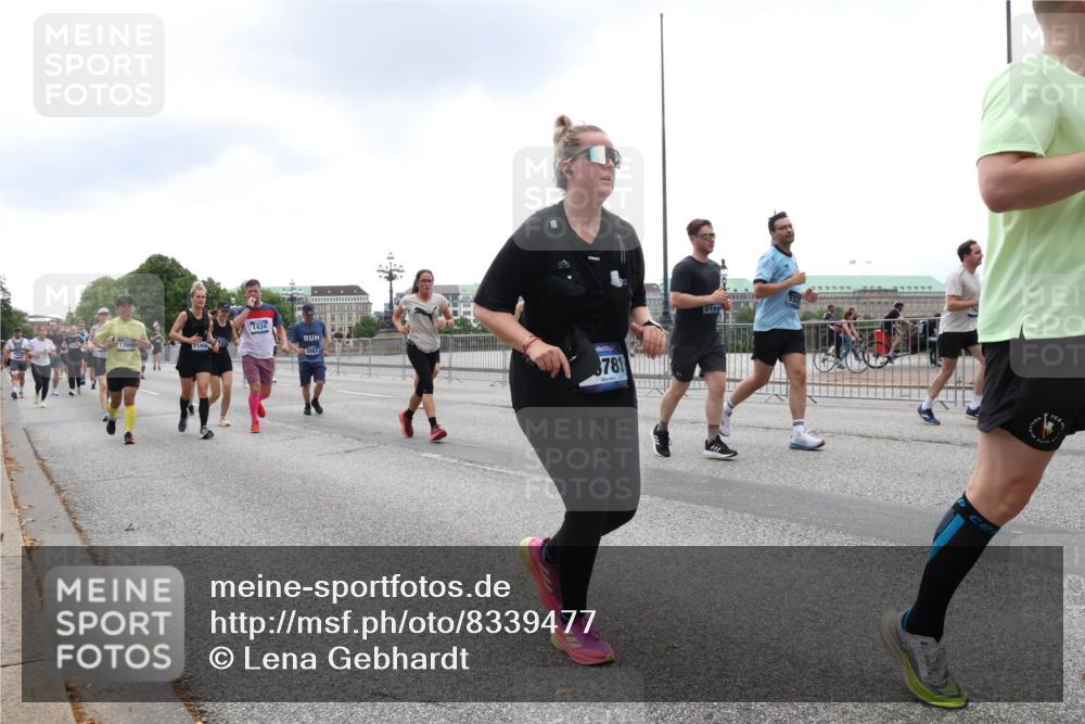 29.06.2025 - hella hamburg halbmarathon Lena Gebhardt http://msf.ph/oto/8339477 29.06.2025 10:47:42 Lombardsbrücke 13898, 1458, 1434, 2882, 781, 2142, 1045, 1246, 1392, 1434, 1463, 1523, 1618, 1639, 1704, 1926, 2148, 2197, 2407, 2491, 2545, 2704, 2790, 2882, 2994, 3049, 3339, 4037, 4184, 4325, 4423, 4806, 4856, 4895, 4974, 4975, 5621, 5622, 5886, 5895, 6255, 6256, 6879, 6995, 7240, 7403, 7427, 7630, 7631, 7970, 8077, 8105, 8270, 8310, 8550, 8774, 8915, 8953, 9018, 9687, 9696, 9697, 10658, 10991, 11351, 11458, 11730, 11738, 11802, 11909, 12431 meine-sportfotos.de