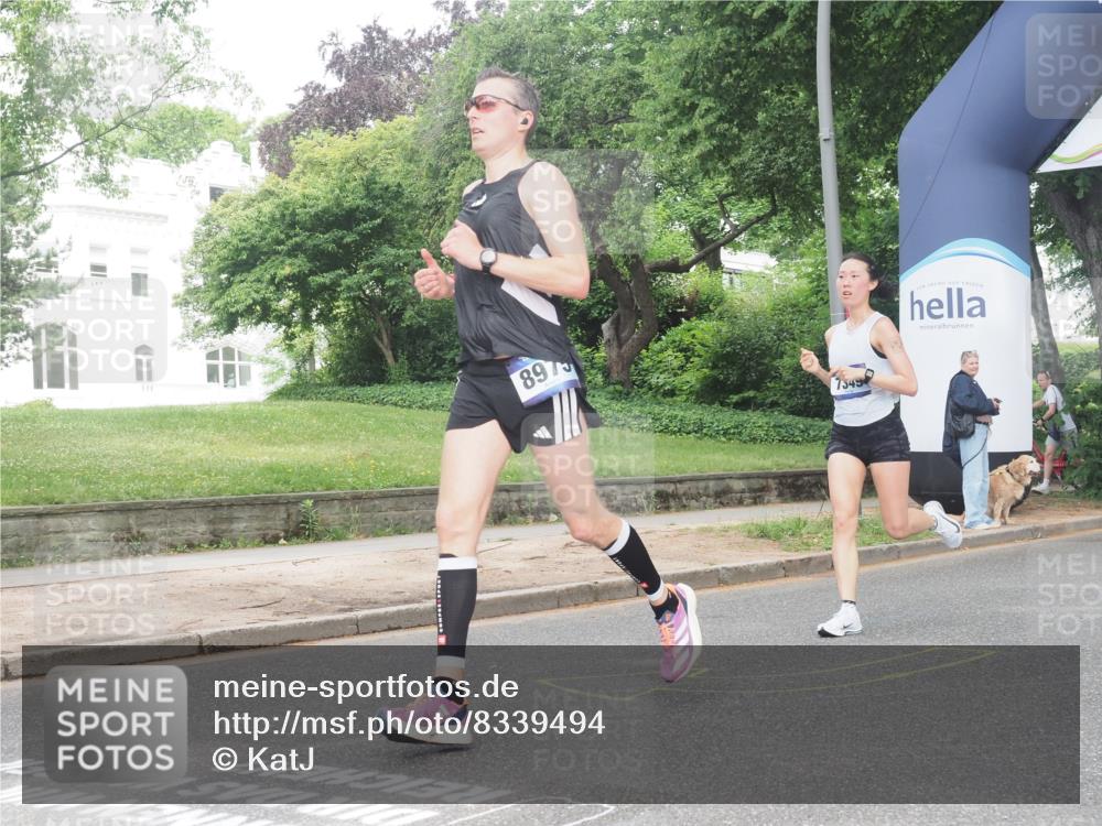 29.06.2025 - hella hamburg halbmarathon KatJ http://msf.ph/oto/8339494 29.06.2025 10:18:50 Zwischen KM18-KM19 1827, 7349 meine-sportfotos.de