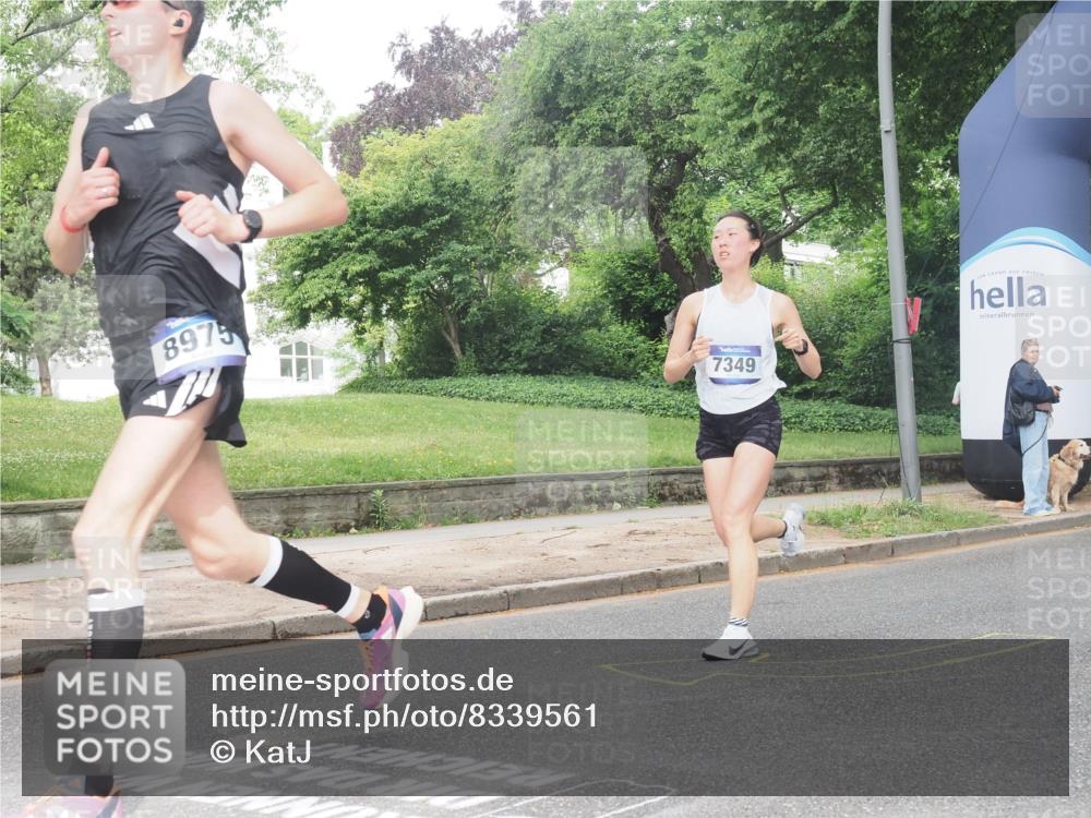 29.06.2025 - hella hamburg halbmarathon KatJ http://msf.ph/oto/8339561 29.06.2025 10:18:50 Zwischen KM18-KM19 1827, 7349 meine-sportfotos.de