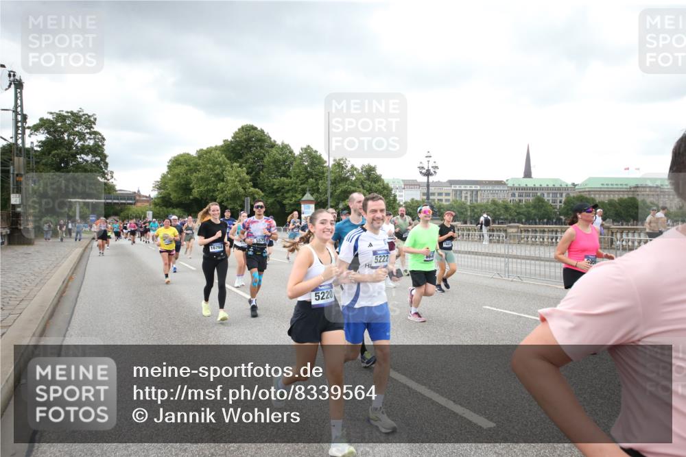 29.06.2025 - hella hamburg halbmarathon Jannik Wohlers http://msf.ph/oto/8339564 29.06.2025 10:55:23 Lombardsbrücke 1616, 3101, 3244, 4265, 4470, 4896, 5220, 5222, 5575, 6055, 6056, 6113, 6257, 6594, 7548, 7969, 8110, 8527, 8532, 8533, 8648, 9548, 9861, 9865, 9956, 10094, 10436, 10438, 10449, 10593, 11903, 11962, 11963, 12695, 13504, 14124, 14492, 15081, 15116, 15289, 15763, 15764, 16336, 16651, 16768, 16926, 17038, 17039, 17168, 17392, 18195, 18907 meine-sportfotos.de