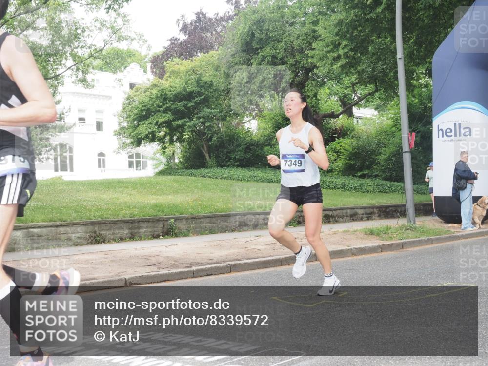29.06.2025 - hella hamburg halbmarathon KatJ http://msf.ph/oto/8339572 29.06.2025 10:18:50 Zwischen KM18-KM19 1827, 7349 meine-sportfotos.de