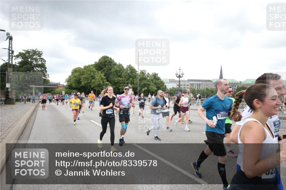 29.06.2025 - hella hamburg halbmarathon Jannik Wohlers http://msf.ph/oto/8339578 29.06.2025 10:55:24 Lombardsbrücke 3101, 3244, 4265, 4470, 4896, 5220, 5222, 5575, 6055, 6056, 6113, 6257, 6594, 7516, 7969, 8110, 8527, 8532, 8533, 8648, 9548, 9861, 9865, 9956, 10094, 10436, 10438, 10449, 10593, 11903, 11962, 11963, 12695, 13504, 14124, 14492, 15081, 15116, 15289, 15763, 15764, 16336, 16651, 16768, 16926, 17038, 17039, 17168, 17392, 18195, 18907 meine-sportfotos.de