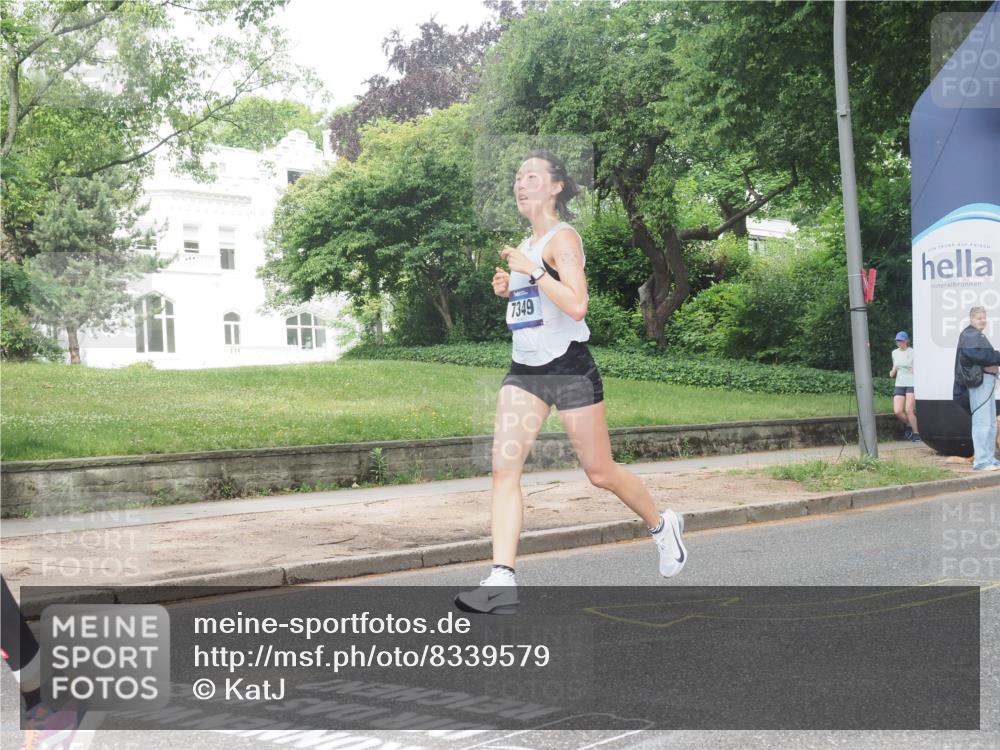 29.06.2025 - hella hamburg halbmarathon KatJ http://msf.ph/oto/8339579 29.06.2025 10:18:50 Zwischen KM18-KM19 1827, 7349 meine-sportfotos.de