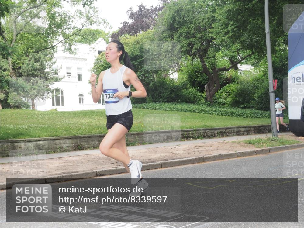 29.06.2025 - hella hamburg halbmarathon KatJ http://msf.ph/oto/8339597 29.06.2025 10:18:50 Zwischen KM18-KM19 1827, 7349 meine-sportfotos.de