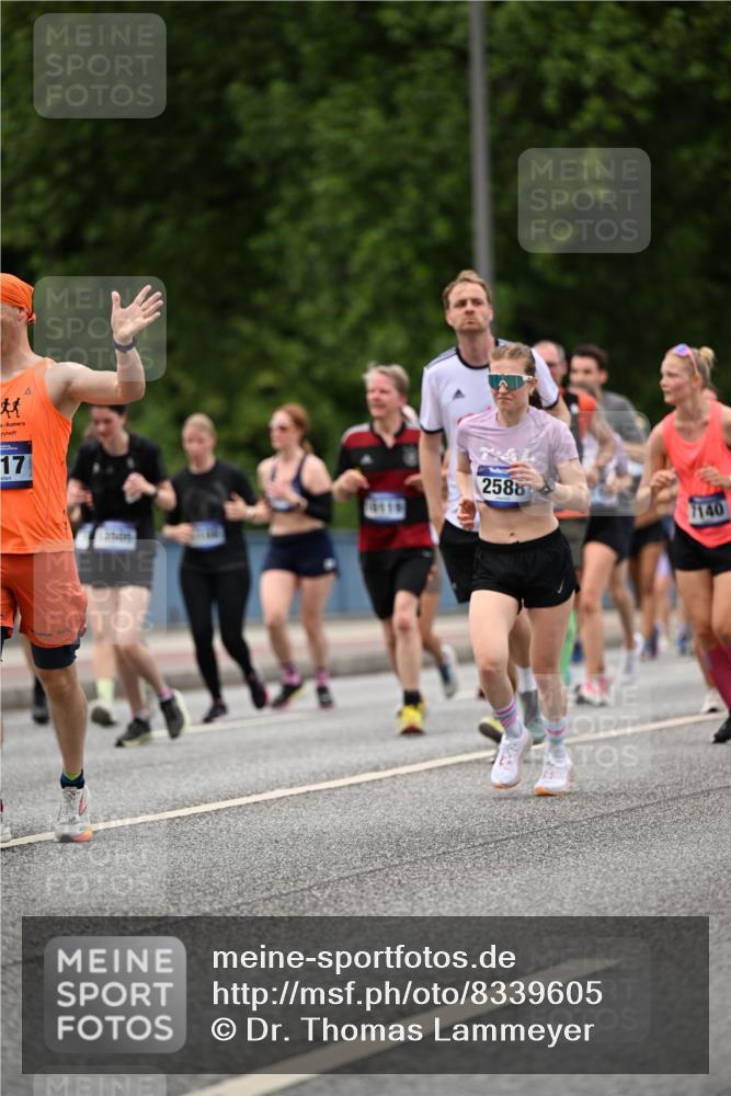 29.06.2025 - hella hamburg halbmarathon Dr. Thomas Lammeyer http://msf.ph/oto/8339605 29.06.2025 10:40:15 Kennedybrücke 1036, 1102, 1183, 1284, 1336, 1717, 2352, 2588, 2827, 3243, 3741, 3990, 4413, 4902, 5012, 5240, 5531, 6021, 6381, 6845, 6896, 7111, 7275, 7927, 8356, 8947, 10047, 10119, 10336, 10341, 10567, 11010, 11187, 11198 meine-sportfotos.de