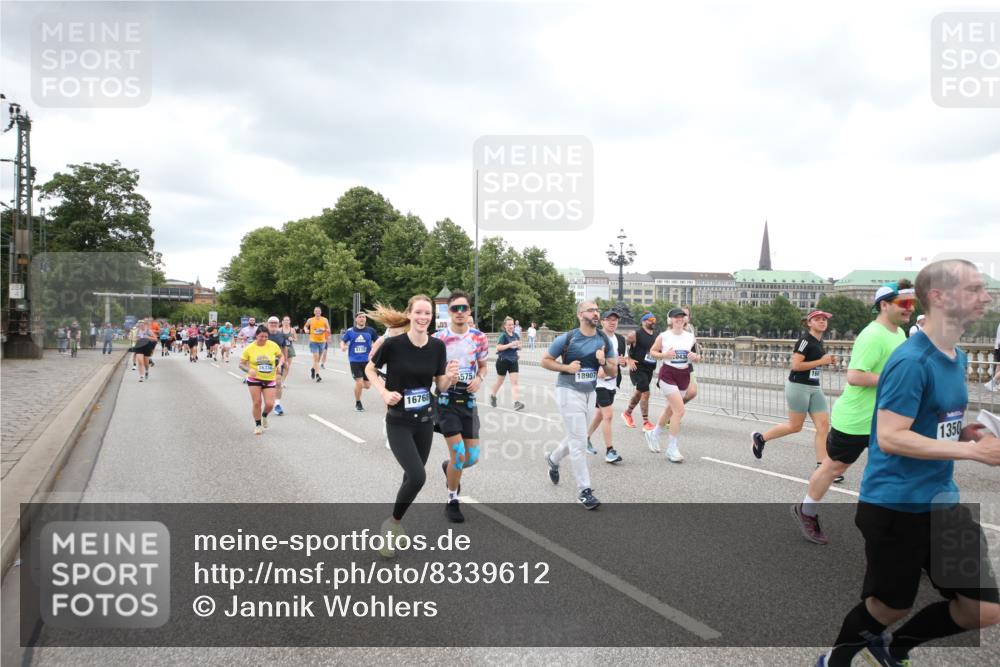 29.06.2025 - hella hamburg halbmarathon Jannik Wohlers http://msf.ph/oto/8339612 29.06.2025 10:55:24 Lombardsbrücke 3101, 3244, 4265, 4470, 4896, 5220, 5222, 5575, 6055, 6056, 6113, 6257, 6594, 7516, 7969, 8110, 8527, 8532, 8533, 8648, 9548, 9861, 9865, 9956, 10094, 10436, 10438, 10449, 10593, 11903, 11962, 11963, 12695, 13504, 14124, 14492, 15081, 15116, 15289, 15763, 15764, 16336, 16651, 16768, 16926, 17038, 17039, 17168, 17392, 18195, 18907 meine-sportfotos.de