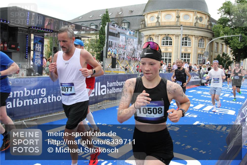 29.06.2025 - hella hamburg halbmarathon Michael Strokosch http://msf.ph/oto/8339711 29.06.2025 10:51:11 Ziel 1366, 4077, 4816, 4967, 6027, 8261, 8508, 8704, 10508, 10603, 10868, 11733, 13073, 15480, 17384, 17530, 17823, 18066 meine-sportfotos.de