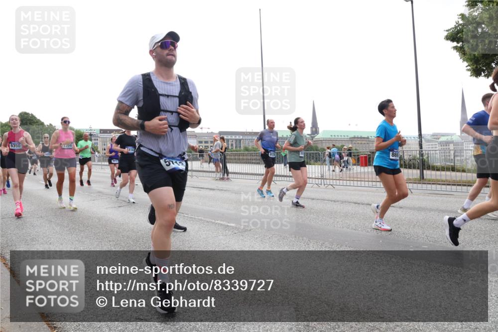 29.06.2025 - hella hamburg halbmarathon Lena Gebhardt http://msf.ph/oto/8339727 29.06.2025 10:38:13 Lombardsbrücke 9350, 16658, 1394, 8615, 4414, 5712, 869, 1196, 1394, 1457, 1578, 1596, 1742, 1791, 1799, 1901, 1966, 1985, 2113, 2151, 2498, 2786, 3010, 3094, 3095, 3242, 3246, 3286, 3338, 3635, 3636, 3716, 3777, 3841, 3880, 4139, 4155, 4159, 4414, 4883, 4921, 5085, 5089, 5139, 5155, 5300, 5522, 5713, 5735, 6199, 6200, 6362, 6697, 6751, 6930, 7117, 7118, 7165, 7244, 7321, 7552, 7629, 7692, 7696, 7868, 7914, 8985, 9247, 9288, 9895, 10159, 10836, 11087, 11543 meine-sportfotos.de