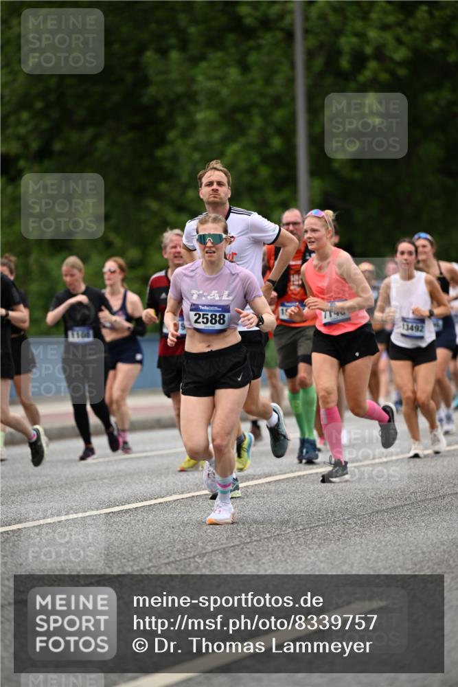 29.06.2025 - hella hamburg halbmarathon Dr. Thomas Lammeyer http://msf.ph/oto/8339757 29.06.2025 10:40:16 Kennedybrücke 1036, 1102, 1183, 1284, 1336, 1717, 2352, 2588, 2827, 3243, 3741, 3990, 4413, 4902, 4937, 5012, 5240, 5531, 6021, 6381, 6845, 6896, 7111, 7275, 7927, 8356, 8947, 10047, 10119, 10336, 10341, 10567, 11010, 11187, 11198 meine-sportfotos.de