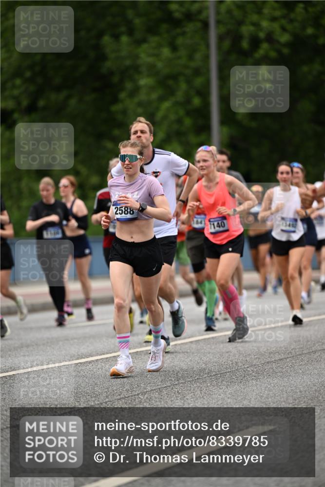 29.06.2025 - hella hamburg halbmarathon Dr. Thomas Lammeyer http://msf.ph/oto/8339785 29.06.2025 10:40:16 Kennedybrücke 1036, 1102, 1183, 1284, 1336, 1717, 2352, 2588, 2827, 3243, 3741, 3990, 4413, 4902, 4937, 5012, 5240, 5531, 6021, 6381, 6845, 6896, 7111, 7275, 7927, 8356, 8947, 10047, 10119, 10336, 10341, 10567, 11010, 11187, 11198 meine-sportfotos.de