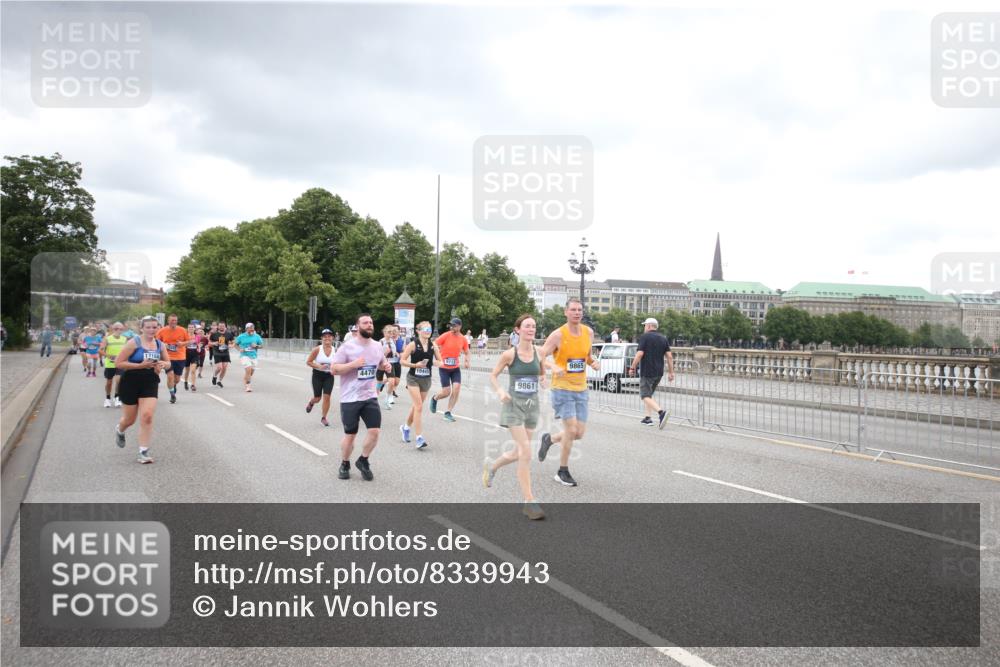29.06.2025 - hella hamburg halbmarathon Jannik Wohlers http://msf.ph/oto/8339943 29.06.2025 10:55:29 Lombardsbrücke 2793, 3101, 3268, 4265, 4470, 4473, 4896, 5220, 5222, 5306, 5575, 5994, 6055, 6056, 6113, 6257, 6494, 6594, 7516, 7616, 7969, 8110, 8532, 8533, 8648, 9548, 9838, 9861, 9865, 9956, 10436, 10438, 10449, 10593, 10640, 11903, 11962, 11963, 12267, 12695, 13055, 13504, 13627, 14124, 14221, 14492, 15116, 15199, 15289, 15763, 15764, 16336, 16413, 16651, 16768, 16926, 16960, 17038, 17039, 17168, 17392, 18195, 18329, 18907 meine-sportfotos.de