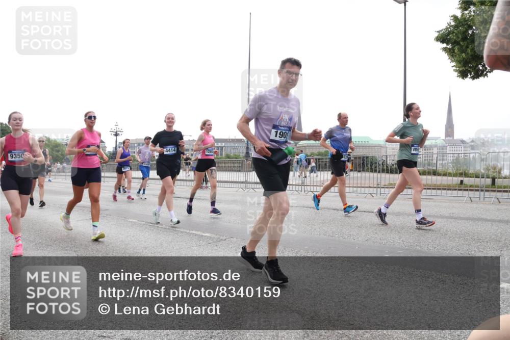 29.06.2025 - hella hamburg halbmarathon Lena Gebhardt http://msf.ph/oto/8340159 29.06.2025 10:38:14 Lombardsbrücke 9350, 4414, 12892, 1901, 185, 1196, 1394, 1457, 1578, 1596, 1721, 1742, 1791, 1799, 1901, 1966, 1985, 2113, 2151, 2498, 2786, 3010, 3094, 3095, 3242, 3246, 3286, 3338, 3635, 3636, 3716, 3777, 3841, 3880, 4139, 4155, 4159, 4414, 4883, 4921, 5085, 5089, 5139, 5155, 5300, 5713, 5735, 6199, 6200, 6362, 6697, 6751, 6930, 7117, 7118, 7165, 7244, 7321, 7371, 7552, 7629, 7692, 7696, 7868, 7914, 8985, 9247, 9288, 10159, 10836, 11087, 11543 meine-sportfotos.de