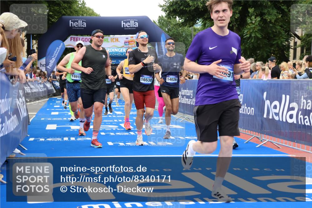 29.06.2025 - hella hamburg halbmarathon Strokosch-Dieckow http://msf.ph/oto/8340171 29.06.2025 10:53:51 Ziel 1422, 1706, 1870, 2432, 5607, 6260, 6374, 6481, 6877, 7177, 7395, 7918, 7973, 8285, 8335, 8394, 9922, 10529, 10891, 11789, 12413, 13032, 13869, 14026, 14175, 15502, 16477, 16538, 17740, 18249, 18418, 18487, 18759, 18831, 18879, 18915, 19177 meine-sportfotos.de