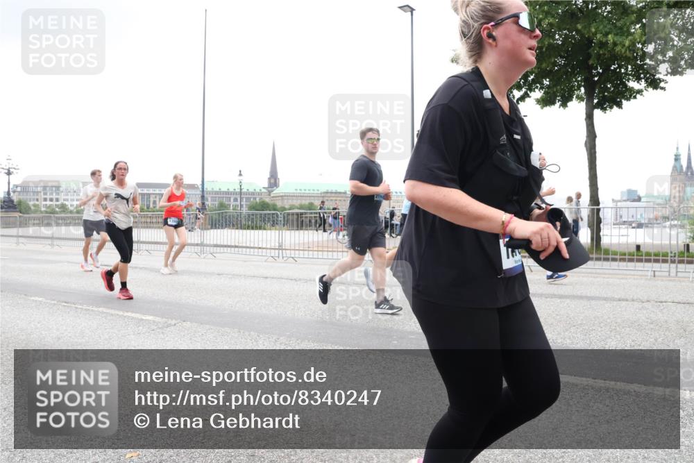 29.06.2025 - hella hamburg halbmarathon Lena Gebhardt http://msf.ph/oto/8340247 29.06.2025 10:47:43 Lombardsbrücke 2142, 1045, 1246, 1392, 1434, 1463, 1523, 1618, 1639, 1704, 1926, 2148, 2197, 2407, 2491, 2545, 2704, 2790, 2882, 2994, 3049, 3339, 4037, 4184, 4325, 4423, 4806, 4856, 4895, 4974, 4975, 5621, 5622, 5886, 5895, 6255, 6256, 6879, 6995, 7240, 7403, 7427, 7630, 7631, 7916, 7970, 8077, 8105, 8270, 8310, 8550, 8774, 8915, 8953, 9018, 9356, 9687, 9696, 9697, 10658, 10991, 11351, 11458, 11730, 11738, 11802, 11909, 12431 meine-sportfotos.de