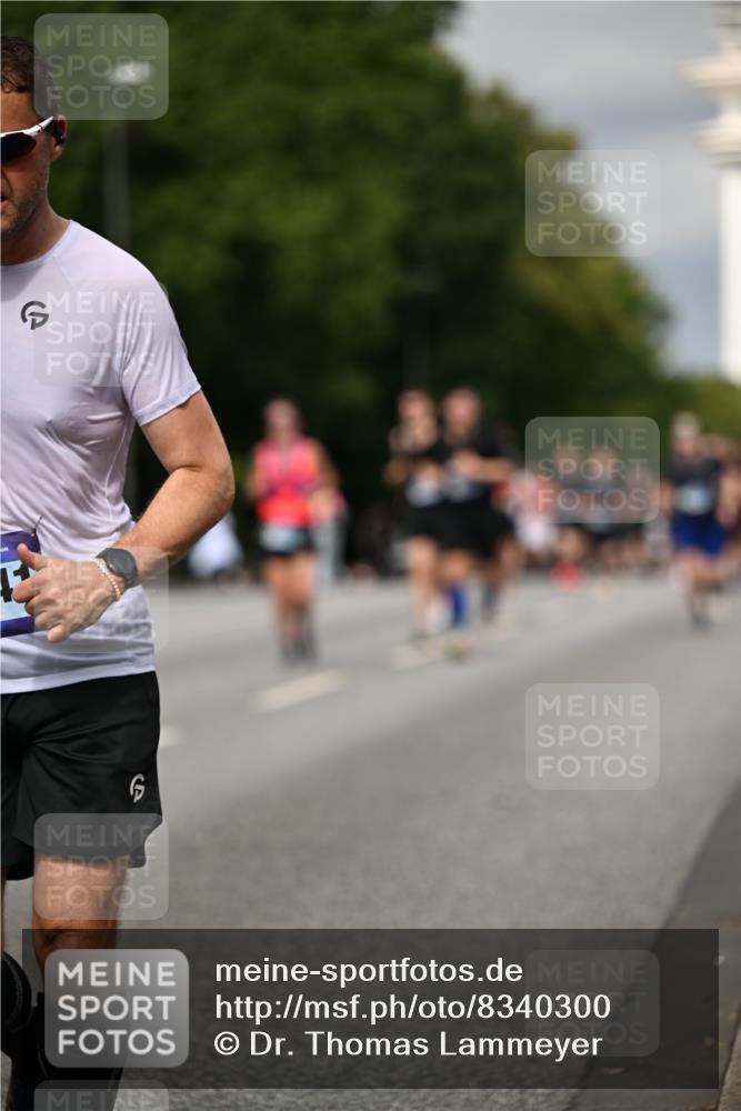29.06.2025 - hella hamburg halbmarathon Dr. Thomas Lammeyer http://msf.ph/oto/8340300 29.06.2025 10:18:00 Kennedybrücke 1406, 1747, 2891, 3939, 4032, 4795, 4962, 5631, 5719, 6089, 7462, 7802, 8001, 8673, 9141, 9845, 9886, 10442, 10443, 11355 meine-sportfotos.de