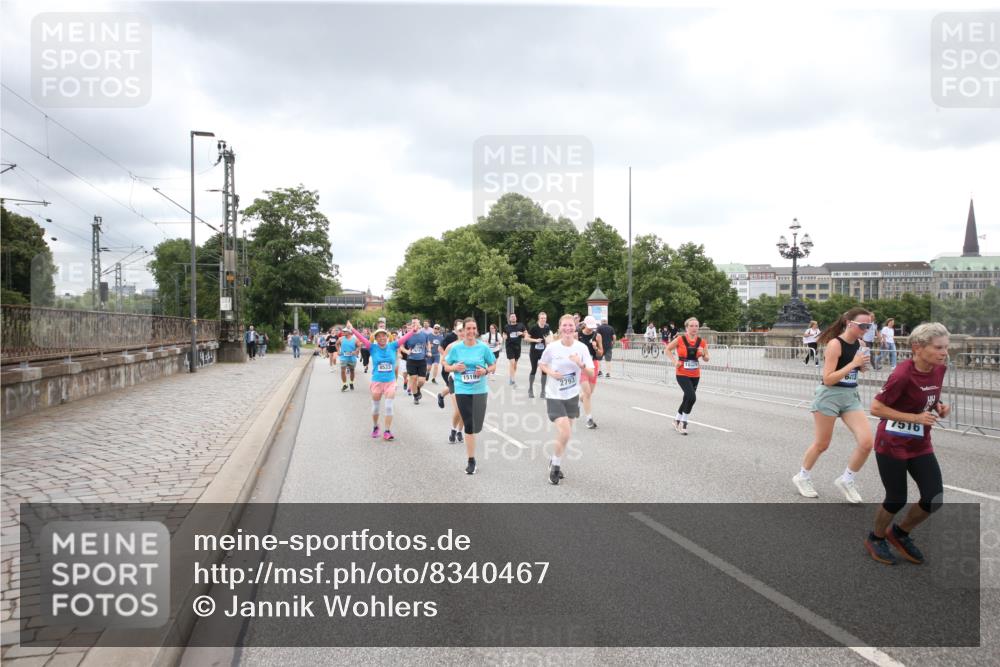 29.06.2025 - hella hamburg halbmarathon Jannik Wohlers http://msf.ph/oto/8340467 29.06.2025 10:55:37 Lombardsbrücke 1738, 1909, 2095, 2793, 3268, 4265, 4354, 4470, 4473, 4836, 5306, 5994, 6055, 6056, 6113, 6494, 6594, 6968, 7516, 7616, 8005, 8110, 8305, 8533, 9838, 9861, 9865, 10449, 10640, 10987, 12267, 13055, 13627, 14124, 14142, 14221, 14280, 14281, 14492, 15173, 15199, 15272, 15763, 15764, 16413, 16960, 17038, 17039, 17168, 18195, 18329, 18349 meine-sportfotos.de