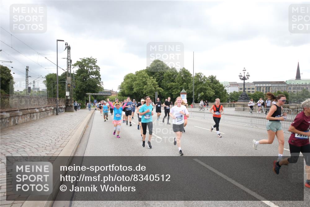 29.06.2025 - hella hamburg halbmarathon Jannik Wohlers http://msf.ph/oto/8340512 29.06.2025 10:55:37 Lombardsbrücke 1738, 1909, 2095, 2793, 3268, 4265, 4354, 4470, 4473, 4836, 5306, 5994, 6055, 6056, 6113, 6494, 6594, 6968, 7516, 7616, 8005, 8110, 8305, 8533, 9838, 9861, 9865, 10449, 10640, 10987, 12267, 13055, 13627, 14124, 14142, 14221, 14280, 14281, 14492, 15173, 15199, 15272, 15763, 15764, 16413, 16960, 17038, 17039, 17168, 18195, 18329, 18349 meine-sportfotos.de