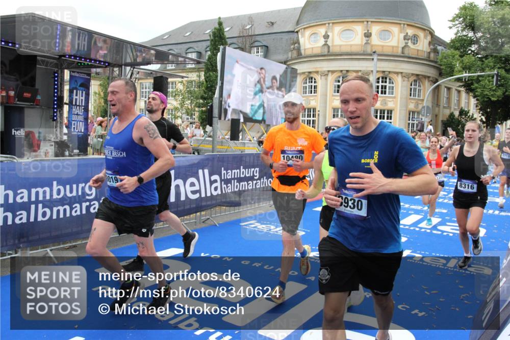 29.06.2025 - hella hamburg halbmarathon Michael Strokosch http://msf.ph/oto/8340624 29.06.2025 10:51:23 Ziel 1461, 1817, 2364, 2411, 2636, 2718, 4814, 6657, 6776, 8316, 8930, 8989, 9214, 9476, 10480, 10667, 11124, 11512, 12016, 13047, 14865, 14994, 16357, 18019, 18489 meine-sportfotos.de