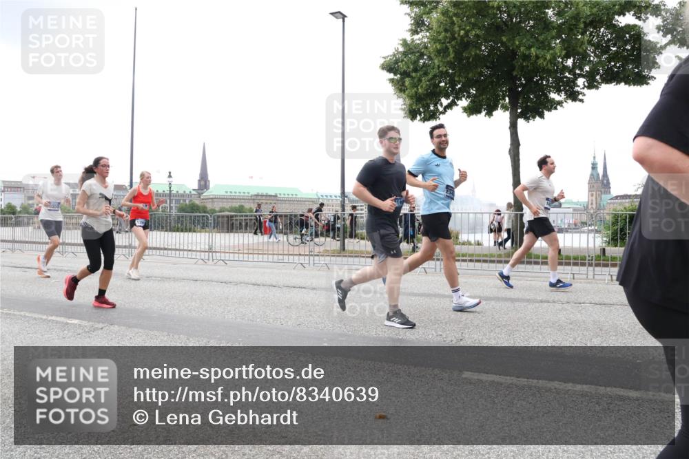 29.06.2025 - hella hamburg halbmarathon Lena Gebhardt http://msf.ph/oto/8340639 29.06.2025 10:47:43 Lombardsbrücke 3550, 234, 1045, 1246, 1392, 1434, 1463, 1523, 1618, 1639, 1704, 1926, 2148, 2197, 2407, 2491, 2545, 2704, 2790, 2882, 2994, 3049, 3339, 4037, 4184, 4325, 4423, 4806, 4856, 4895, 4974, 4975, 5621, 5622, 5886, 5895, 6255, 6256, 6879, 6995, 7240, 7403, 7427, 7630, 7631, 7916, 7970, 8077, 8105, 8270, 8310, 8550, 8774, 8915, 8953, 9018, 9356, 9687, 9696, 9697, 10658, 10991, 11351, 11458, 11730, 11738, 11802, 11909, 12431 meine-sportfotos.de