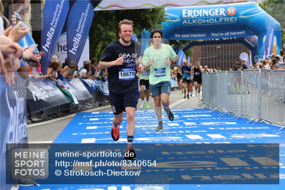 29.06.2025 - hella hamburg halbmarathon Strokosch-Dieckow http://msf.ph/oto/8340654 29.06.2025 10:32:58 Ziel 4463, 4749, 6358, 10453, 11169, 12290, 17802, 18679, 19059 meine-sportfotos.de
