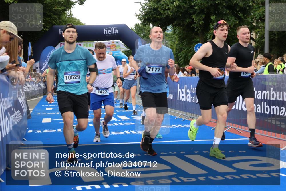 29.06.2025 - hella hamburg halbmarathon Strokosch-Dieckow http://msf.ph/oto/8340712 29.06.2025 10:53:47 Ziel 1422, 1706, 1870, 2082, 2518, 5399, 5607, 6260, 6877, 7177, 7395, 7973, 8285, 8335, 9922, 10529, 10891, 10895, 11588, 11589, 12413, 14026, 14702, 14818, 15441, 15502, 16477, 16538, 17482, 17740, 18249, 18418, 18487, 18514, 18759, 18831, 18915, 19177 meine-sportfotos.de