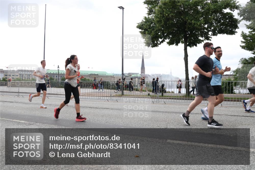 29.06.2025 - hella hamburg halbmarathon Lena Gebhardt http://msf.ph/oto/8341041 29.06.2025 10:47:44 Lombardsbrücke 1045, 1246, 1392, 1434, 1463, 1523, 1618, 1639, 1704, 1926, 2148, 2163, 2197, 2407, 2491, 2545, 2704, 2790, 2882, 2994, 3049, 3339, 4037, 4325, 4423, 4806, 4856, 4895, 4974, 4975, 5621, 5622, 5886, 5895, 6255, 6256, 6995, 7240, 7403, 7427, 7630, 7631, 7916, 7970, 8077, 8105, 8270, 8310, 8550, 8774, 8915, 8953, 9018, 9356, 9687, 9696, 9697, 10658, 10777, 10991, 11351, 11458, 11730, 11738, 11802, 11909, 12431 meine-sportfotos.de