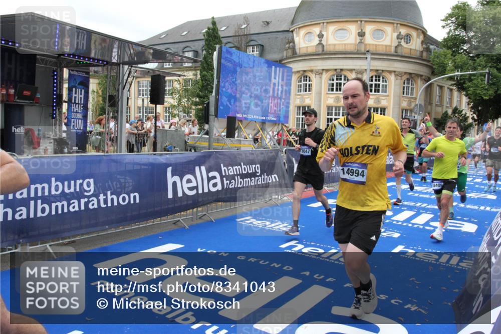 29.06.2025 - hella hamburg halbmarathon Michael Strokosch http://msf.ph/oto/8341043 29.06.2025 10:51:27 Ziel 2364, 2411, 2636, 2718, 2946, 4814, 5820, 6776, 8989, 9214, 9656, 11124, 11422, 13047, 13792, 14865, 14994, 15871, 15950, 16357, 17131, 18489 meine-sportfotos.de