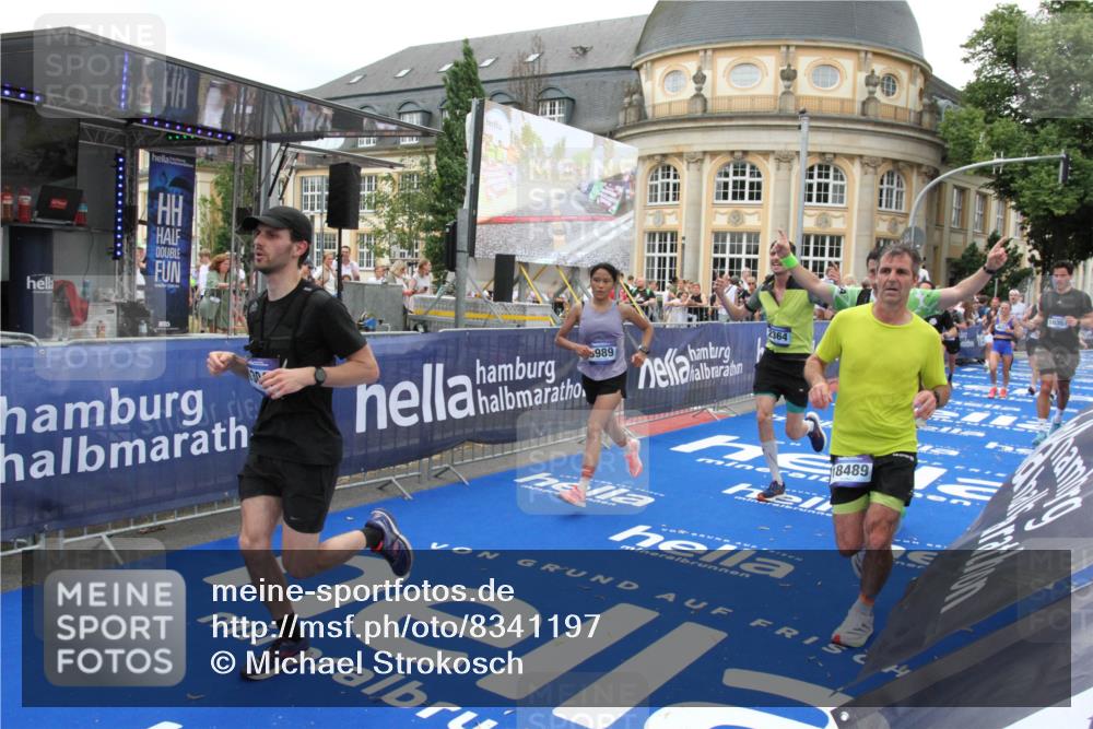 29.06.2025 - hella hamburg halbmarathon Michael Strokosch http://msf.ph/oto/8341197 29.06.2025 10:51:27 Ziel 2364, 2411, 2636, 2718, 2946, 4814, 5820, 6776, 8989, 9214, 9656, 11124, 11422, 13047, 13792, 14865, 14994, 15871, 15950, 16357, 17131, 18489 meine-sportfotos.de