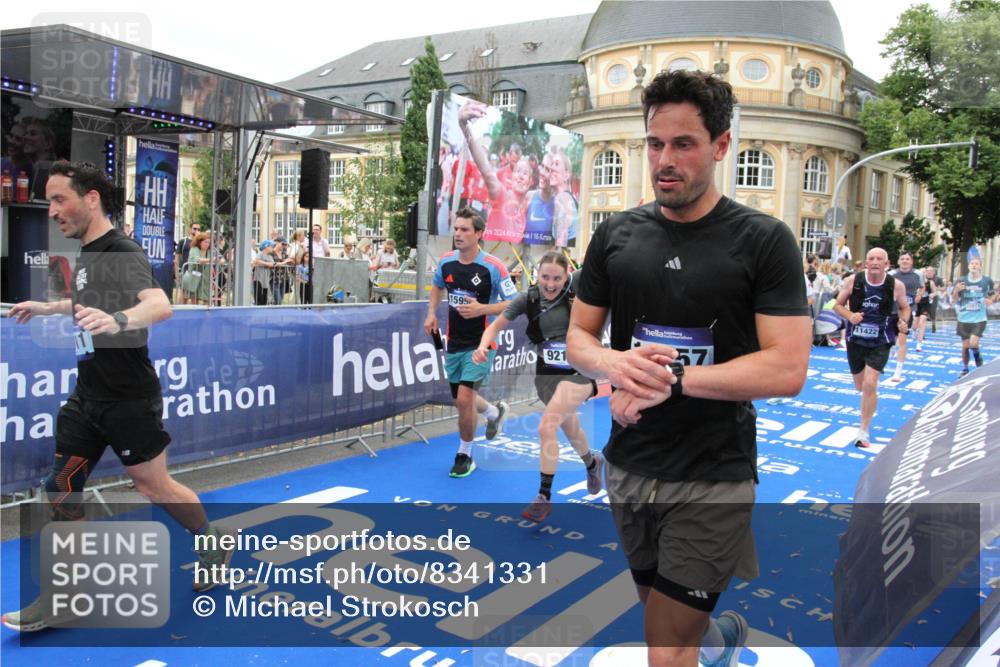 29.06.2025 - hella hamburg halbmarathon Michael Strokosch http://msf.ph/oto/8341331 29.06.2025 10:51:30 Ziel 1335, 2364, 2411, 2946, 5820, 7943, 8989, 9214, 9656, 11124, 11422, 13403, 13792, 15871, 15950, 16357, 17131, 18489 meine-sportfotos.de