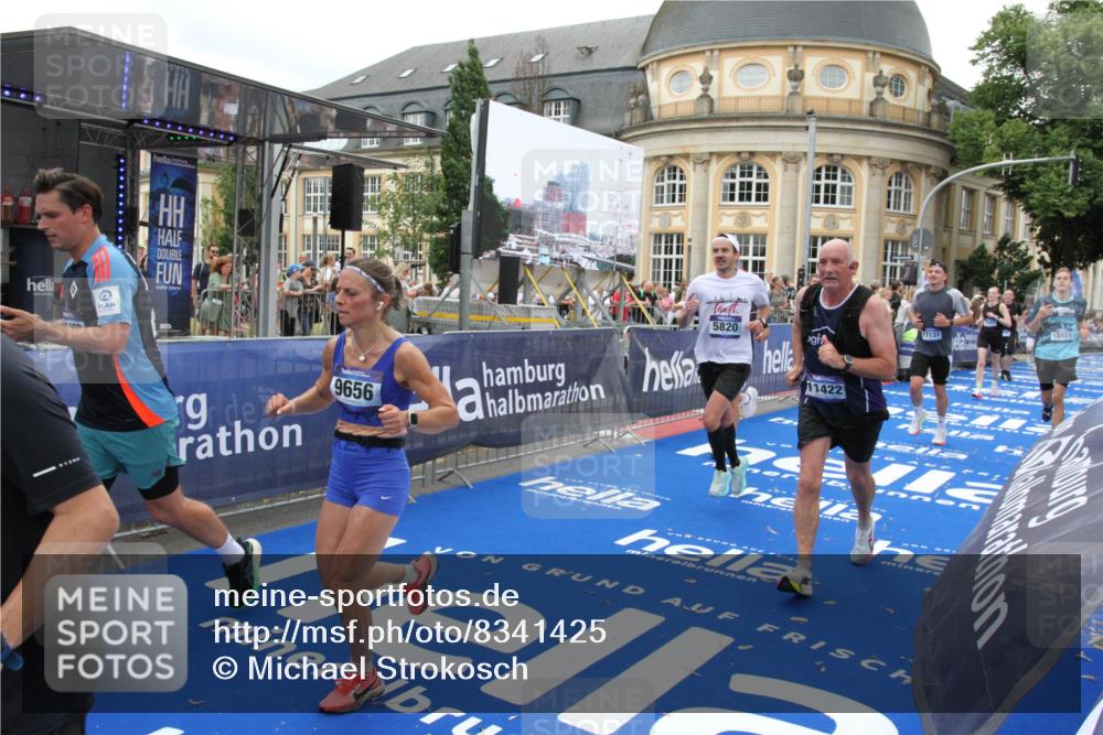 29.06.2025 - hella hamburg halbmarathon Michael Strokosch http://msf.ph/oto/8341425 29.06.2025 10:51:31 Ziel 1335, 2411, 2946, 5820, 7943, 9214, 9656, 11422, 13403, 13792, 15871, 15950, 16357, 17131 meine-sportfotos.de