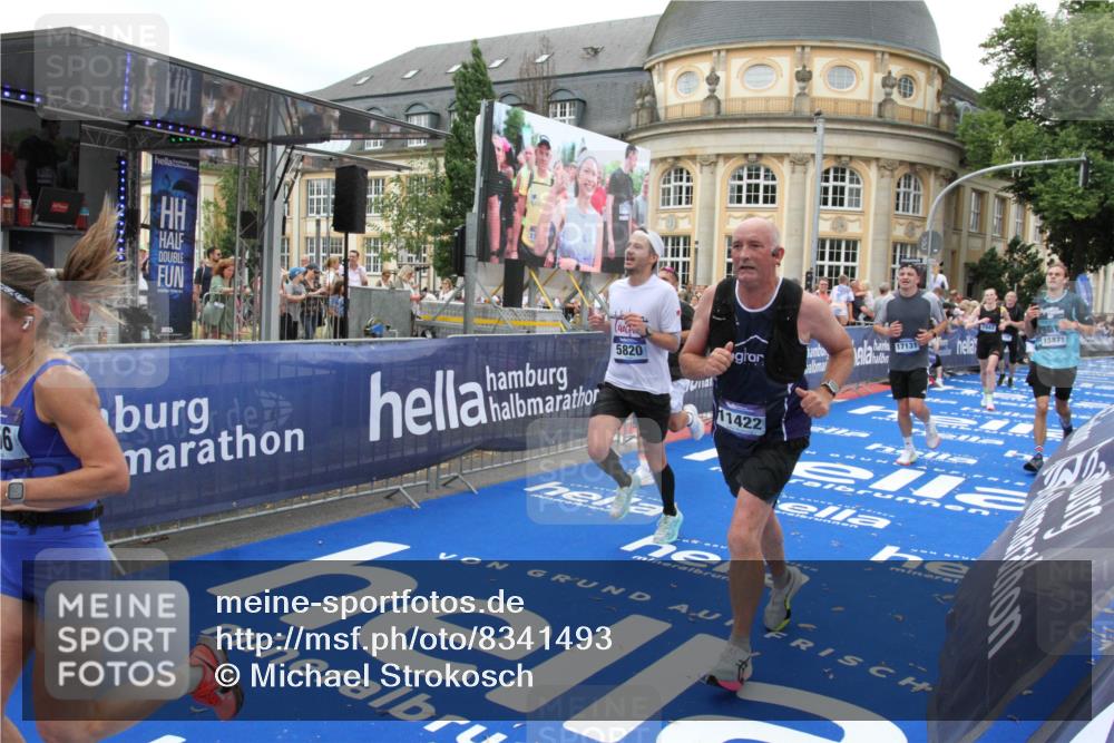 29.06.2025 - hella hamburg halbmarathon Michael Strokosch http://msf.ph/oto/8341493 29.06.2025 10:51:31 Ziel 1335, 2411, 2946, 5820, 7943, 9214, 9656, 11422, 13403, 13792, 15871, 15950, 16357, 17131 meine-sportfotos.de