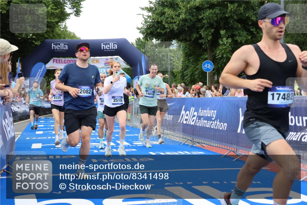 29.06.2025 - hella hamburg halbmarathon Strokosch-Dieckow http://msf.ph/oto/8341498 29.06.2025 10:53:44 Ziel 1422, 1706, 1870, 2058, 2082, 2518, 2630, 3819, 5399, 5607, 6260, 6877, 7177, 8285, 8335, 9922, 10529, 10891, 10895, 11588, 11589, 11604, 12413, 12632, 13865, 14026, 14702, 14818, 15061, 15441, 15502, 16092, 16538, 17482, 17740, 18143, 18249, 18418, 18487, 18514, 18715, 18759, 18915, 19177 meine-sportfotos.de