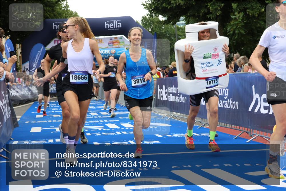 29.06.2025 - hella hamburg halbmarathon Strokosch-Dieckow http://msf.ph/oto/8341973 29.06.2025 10:53:37 Ziel 1030, 1061, 1098, 1499, 1502, 1783, 2058, 2070, 2082, 2518, 2630, 3399, 3819, 5399, 6628, 6762, 8335, 10549, 10895, 11588, 11589, 11604, 12632, 13865, 14702, 14818, 15061, 15113, 15441, 15497, 15856, 16092, 17482, 18143, 18450, 18514, 18612, 18666, 18715 meine-sportfotos.de