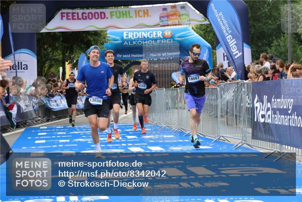 29.06.2025 - hella hamburg halbmarathon Strokosch-Dieckow http://msf.ph/oto/8342042 29.06.2025 10:32:48 Ziel 4463, 4749, 6358, 7965, 8062, 10453, 12290, 12987, 13686, 14028, 15054, 16425, 17117, 17151, 18687, 19059 meine-sportfotos.de