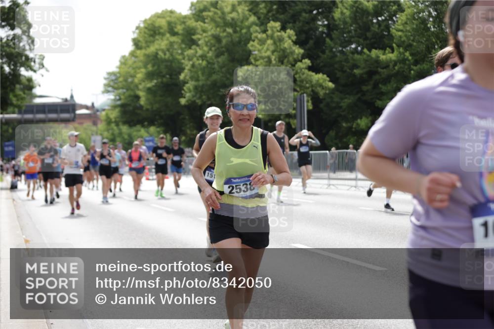 29.06.2025 - hella hamburg halbmarathon Jannik Wohlers http://msf.ph/oto/8342050 29.06.2025 10:42:19 Lombardsbrücke 1656, 1964, 1994, 2401, 2509, 2538, 2580, 2940, 2941, 3283, 3378, 3874, 4092, 4105, 4334, 4385, 4778, 5417, 6120, 6764, 7513, 8161, 8529, 10008, 10454, 10697, 11142, 11710, 12151, 12441, 13070, 13241, 13776, 14042, 14084, 14126, 14170, 14556, 14636, 14694, 14769, 15168, 15190, 15219, 15221, 15820, 15977, 16612, 16892 meine-sportfotos.de